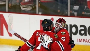 Scott Darling i Brent Seabrook po zwycięskiej bramce dla Chicago