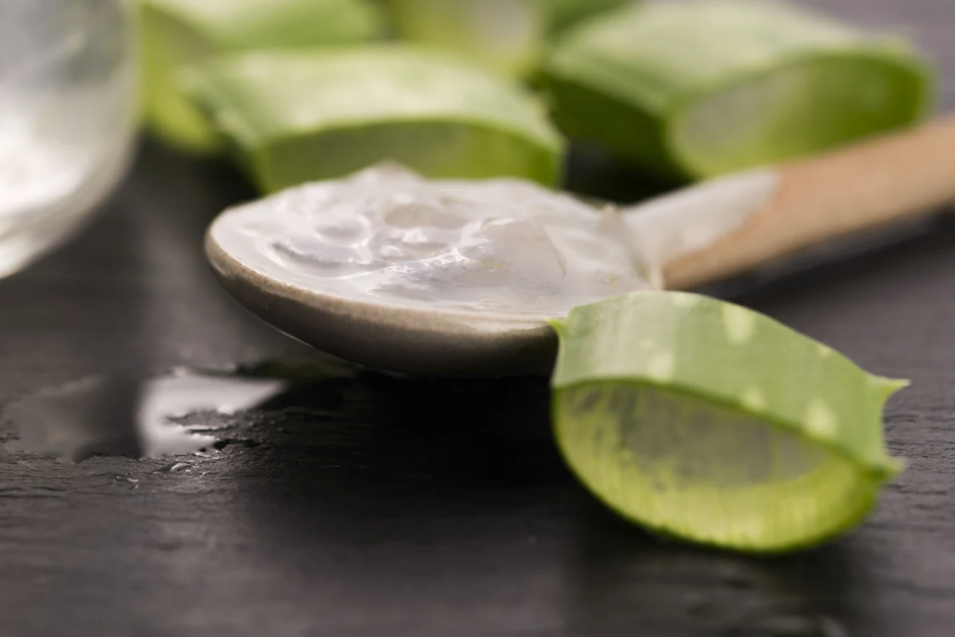 Sok albo miąższ z aloesu warto wykorzystać do zrobienia przeciwzmarszczkowej maseczki.