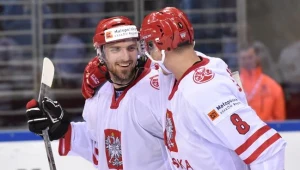 Mateusz Rompkowski (L) i Aron Chmielewski cieszą się ze zwycięstwa w meczu z Ukrainą 