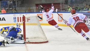 Adam Bagiński (w środku) cieszy się ze zdobycia gola w meczu z Ukrainą