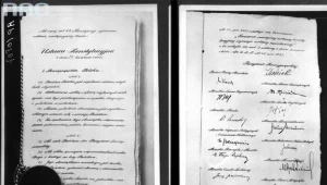 Kopia aktu konstytucji z kwietnia 1935 roku. Z prawej widoczne podpisy prezydenta Ignacego Mościckiego, marszałka Józefa Piłsudskiego i członków rządu Walerego Sławka