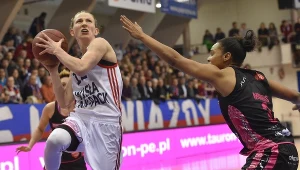 Koszykarka Wisły Can-Pack Kraków Courtney Vandersloot (z lewej) mija Darixię Morris