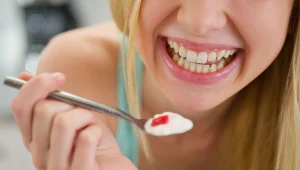 Probiotyki można dostarczać organizmowi, np. w jogurtach wzbogaconych o żywe bakterie