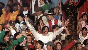 Michael Jackson w otoczeniu dzieci na Super Bowl 1993