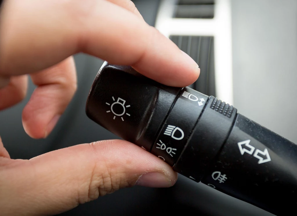 Polscy kierowcy popełniają liczne błędy w zakresie oświetlenia samochodu