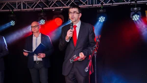 Dr Wojciech Woźniak, dyrektor Narodowego Archiwum Cyfrowego, z nagrodą dla serwisu szukajwarchiwach.pl