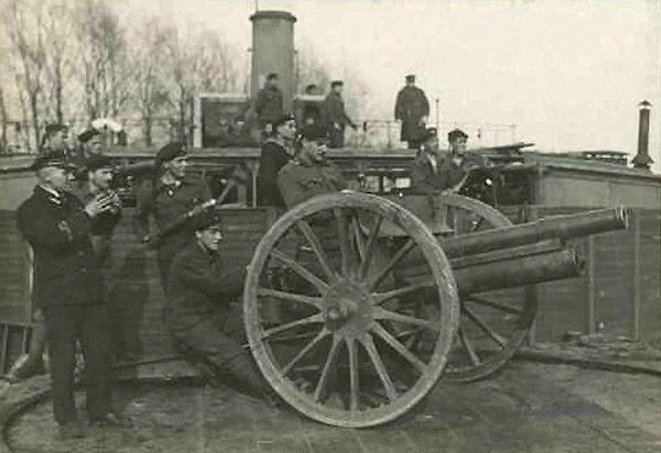 Na zdjęciu działo 75 mm zwane przez załogę "Pancernego I" "Kachną"