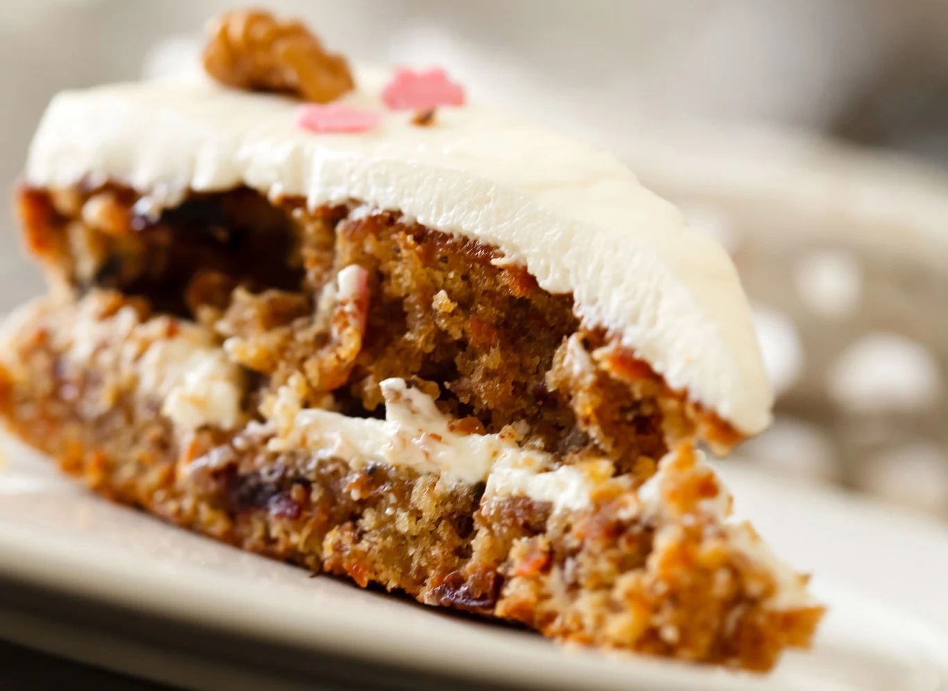 Ciasto marchewkowe z kremem orzechowym zachwyci gości