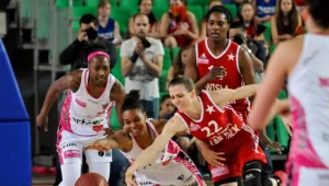 Darxia Morris (C,L) z Artego i Alexandria Quigley (C,P) z Wisły Can-Pack Kraków
