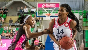 Amisha Carter (z lewej) z Artego i Jantel Lavender z Wisły Can-Pack Kraków
