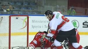 Przemysław "Wiedźmin" Odrobny zatrzymuje Csanada Erdely'ego.