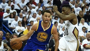 Z piłką Stephen Curry. Próbuje go zatrzymać Norris Cole