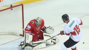 Przemysław Odrobny w pojedynku z Andrew Sarauerem