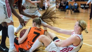 Aleksandra Pawlak (P) z miejscowej Energi i Justyna Jeziorna (L) z CCC Polkowice 