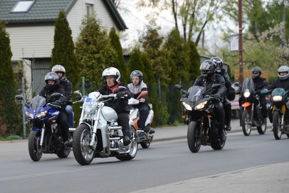 Jak zmieścić fotelik na motocyklu?