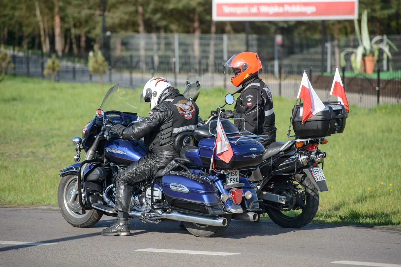 Polscy motocykliści z Międzynarodowego Motocyklowego Rajdu Katyńskiego czekają na motocyklistów z rosyjskiego klubu "Nocne Wilki" na przejściu granicznym w Terespolu.