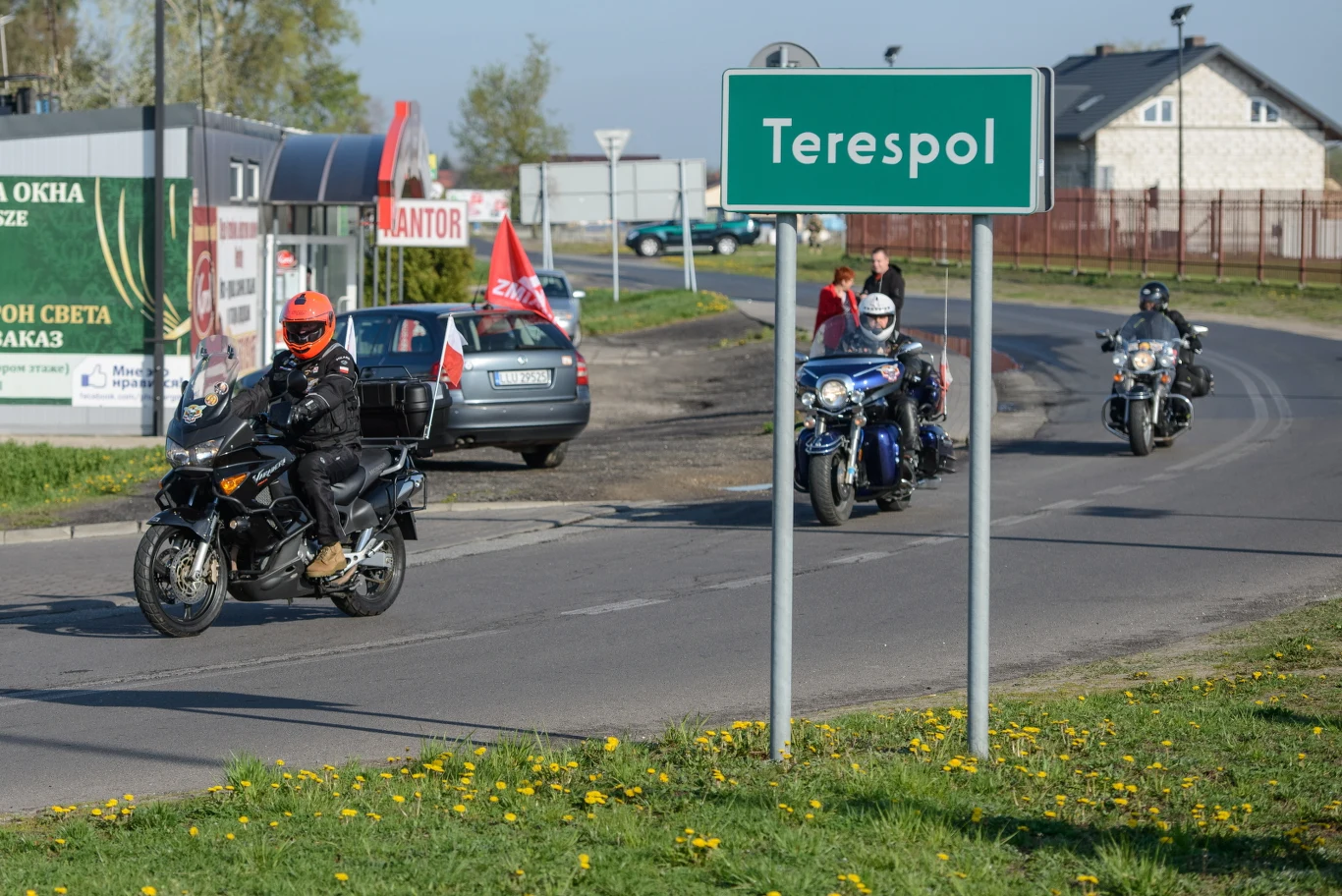 Polscy motocykliści z Międzynarodowego Motocyklowego Rajdu Katyńskiego czekają na motocyklistów z rosyjskiego klubu "Nocne Wilki" na przejściu granicznym w Terespolu.