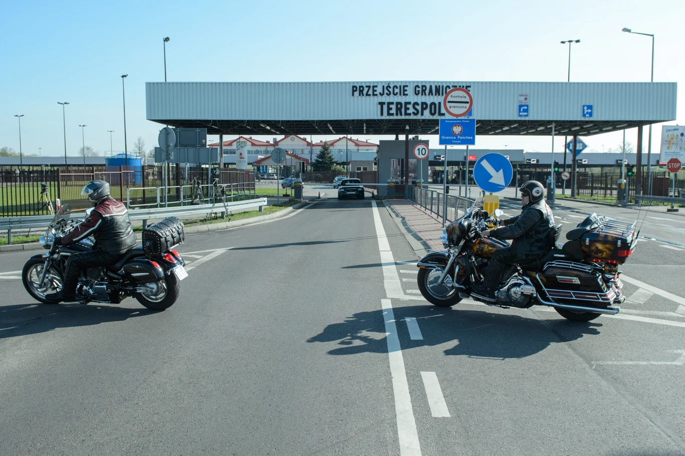 Polscy motocykliści z Międzynarodowego Motocyklowego Rajdu Katyńskiego czekają na motocyklistów z rosyjskiego klubu "Nocne Wilki" na przejściu granicznym w Terespolu.