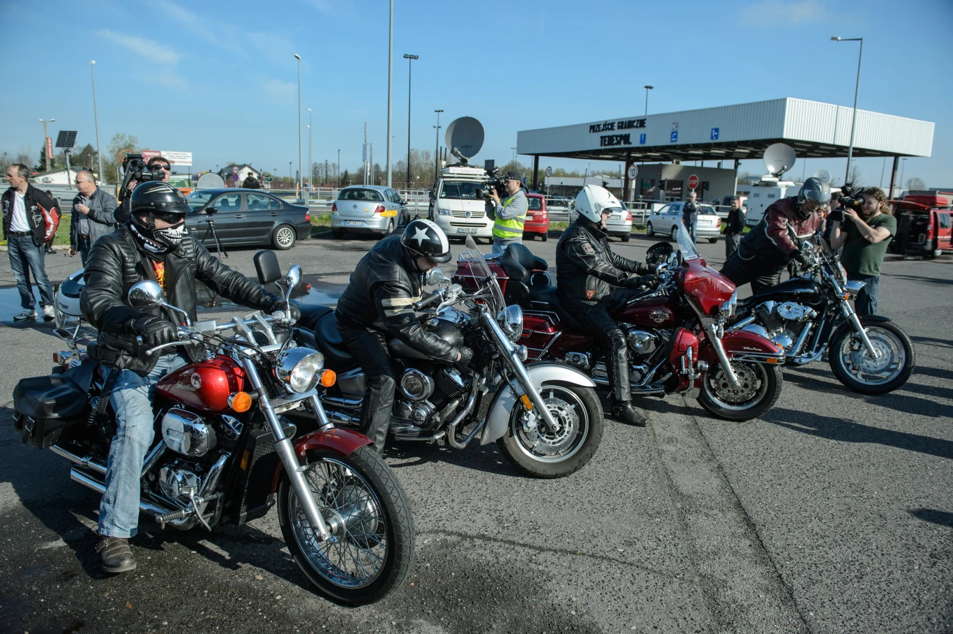Polscy motocykliści z Międzynarodowego Motocyklowego Rajdu Katyńskiego czekają na motocyklistów z rosyjskiego klubu "Nocne Wilki" na przejściu granicznym w Terespolu.