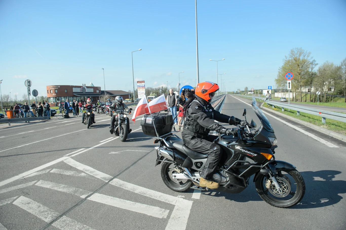 Polscy motocykliści z Międzynarodowego Motocyklowego Rajdu Katyńskiego czekają na motocyklistów z rosyjskiego klubu "Nocne Wilki" na przejściu granicznym w Terespolu.