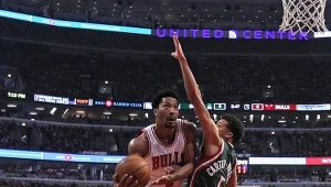 Derrick Rose (z lewej) kontra Michael Carter-Williams