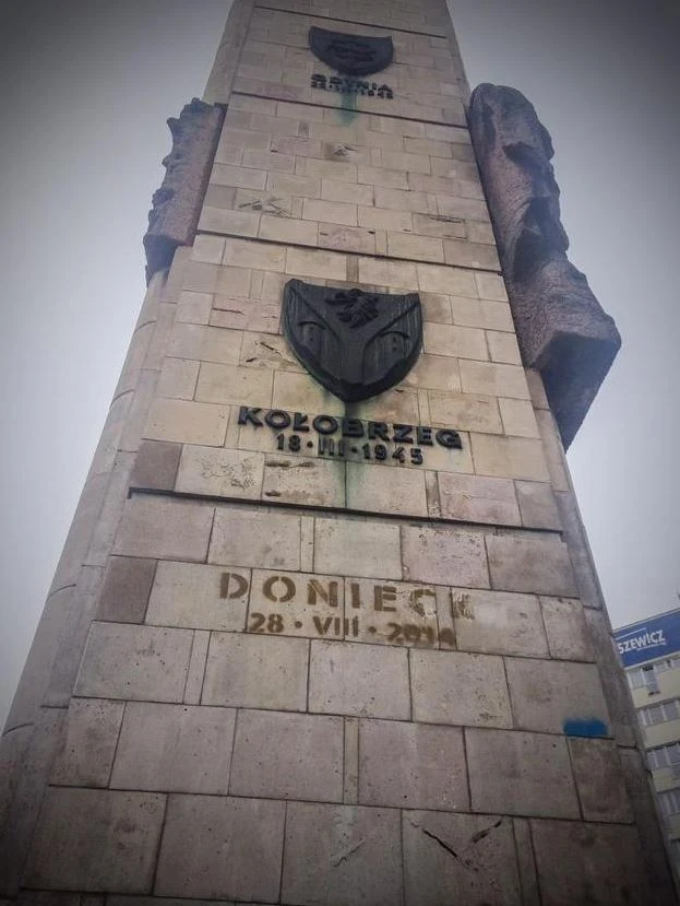 Pomnik Wdzięczności Armii Czerwonej w Szczecinie z domalowanym napisem