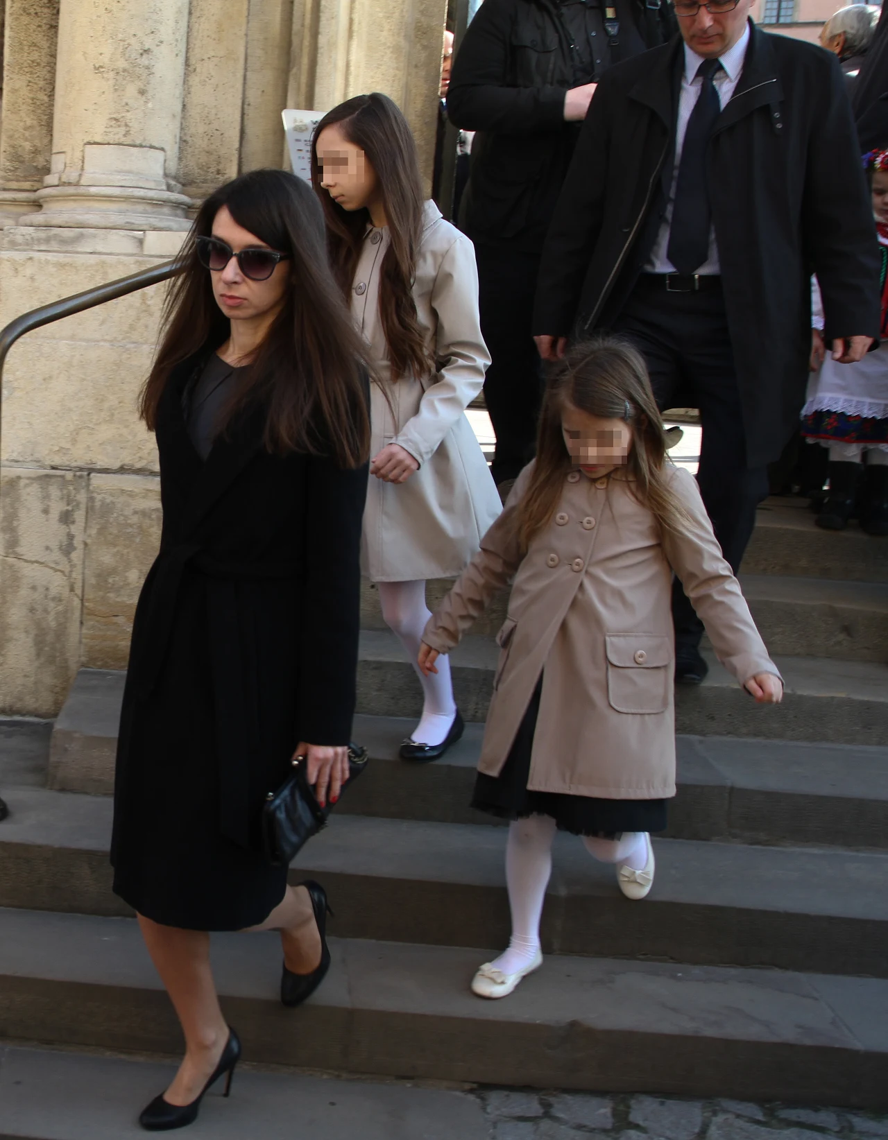 Marta Kaczyńska z córkami na Wawelu 10 kwietnia