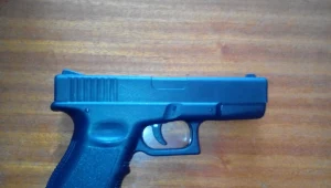 Atrapa pistoletu, którą posługiwała się staruszka