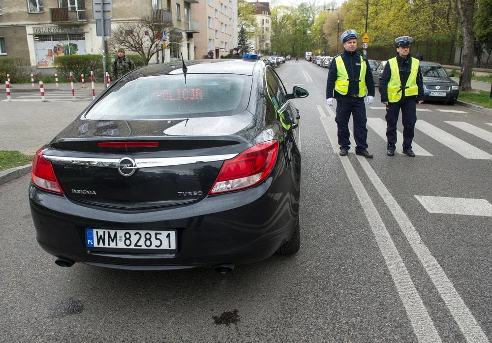 Zwykle nieoznakowane samochody mają za tylną szybą umieszczoną listwę pozwalającą wyświetlać napisy