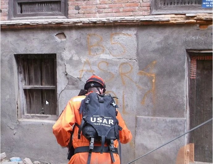 Wstrząsające zdjęcia z Nepalu wysłali polscy strażacy