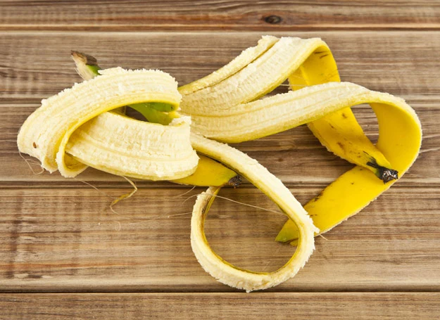 Skórki z bananów mogą posłużyć do przygotowania rewelacyjnej, domowej odżywki do roślin. 