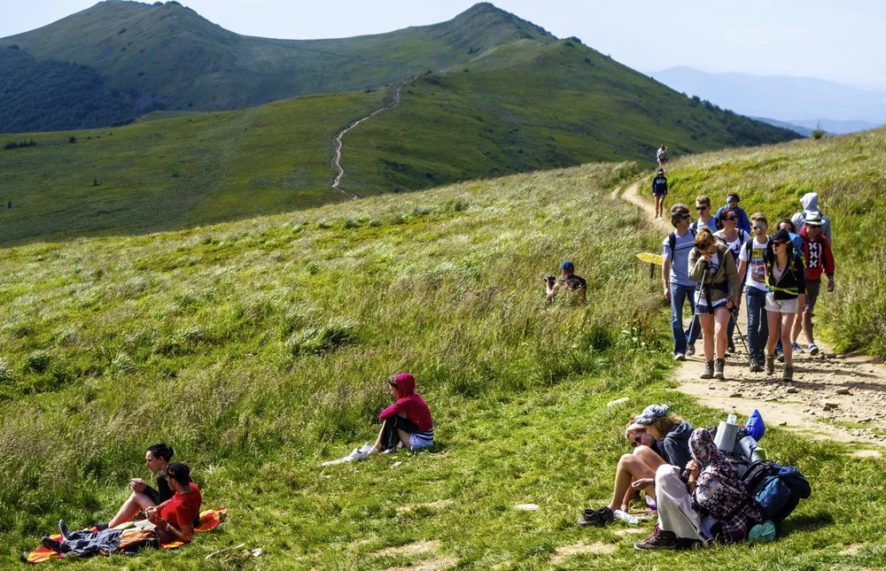 Połonina Wetlińska, Bieszczady; turyści na szlaku