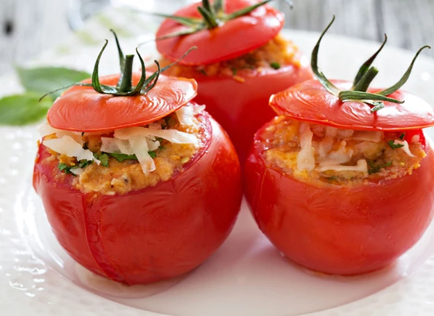 Nadziewane pomidory pysznie smakują. 