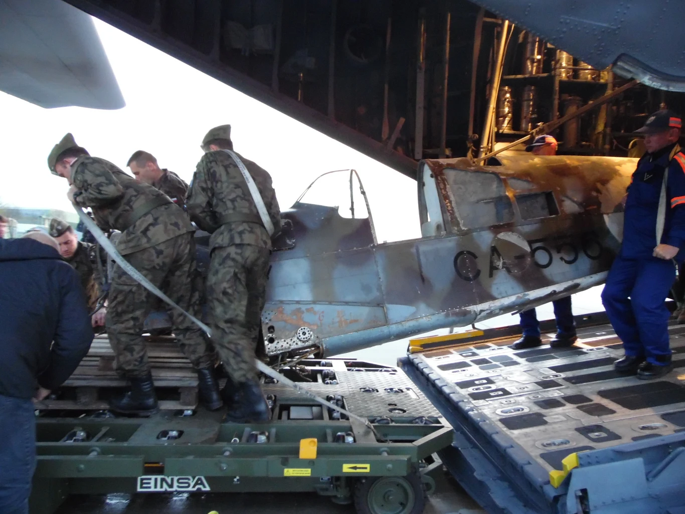 C-130 przywiózł z Finlandii historyczny myśliwiec Caudron-Renault CR-714.