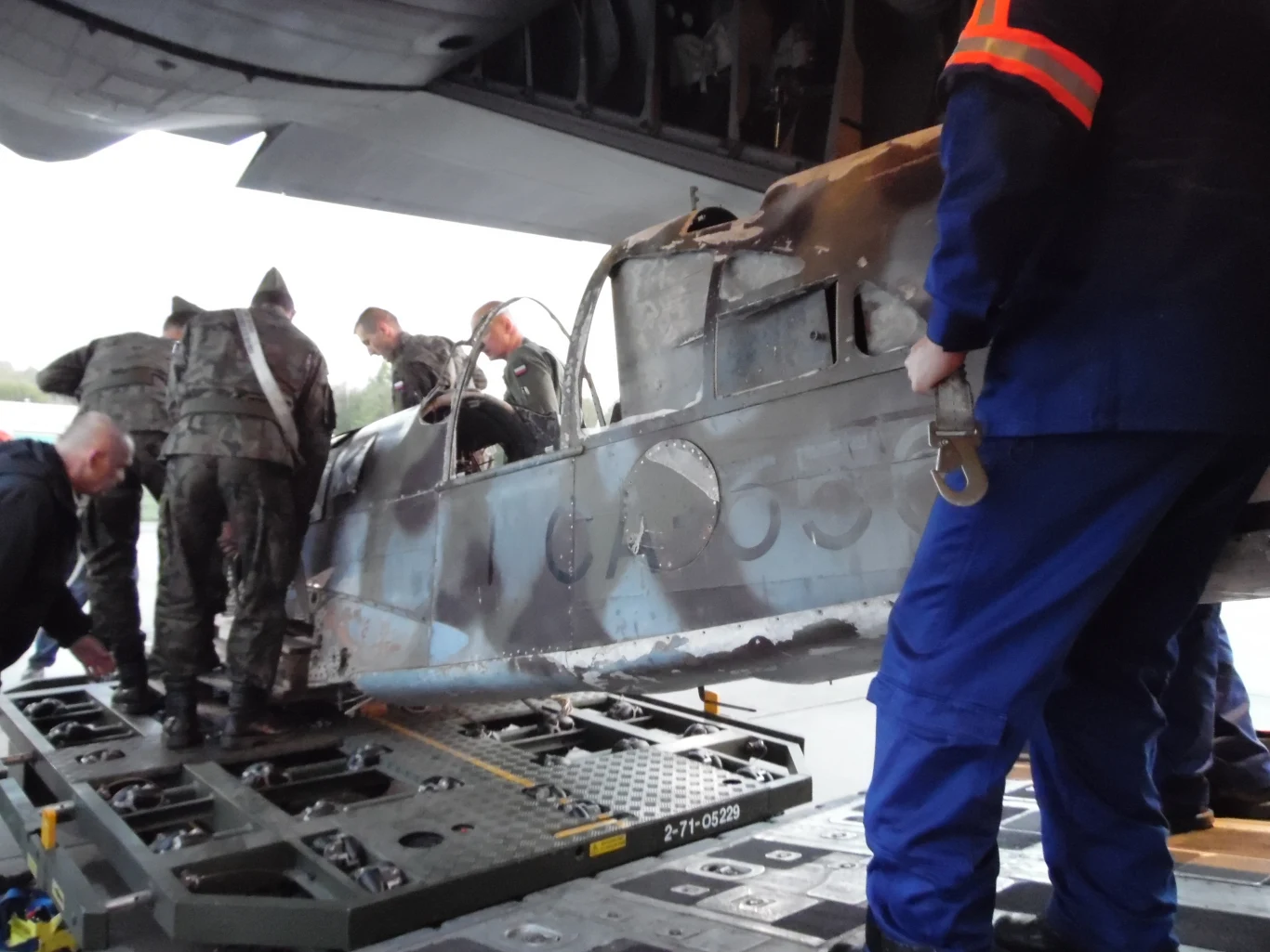 C-130 przywiózł z Finlandii historyczny myśliwiec Caudron-Renault CR-714.