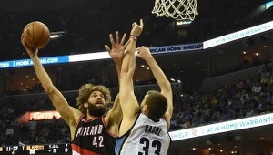 Robin Lopez (z lewej) kontra Marc Gasol