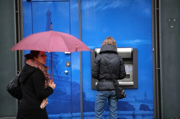 Aby nie paść ofiarą kradzieży i sklonowania naszej własnej karty należy uważać, z jakiego bankomatu pobieramy pieniądze oraz komu pozwalamy z niej skorzystać. Aby nie paść ofiarą kradzieży i sklonowania naszej własnej karty należy uważać, z jakiego bankomatu pobieramy pieniądze oraz komu pozwalamy z niej skorzystać.