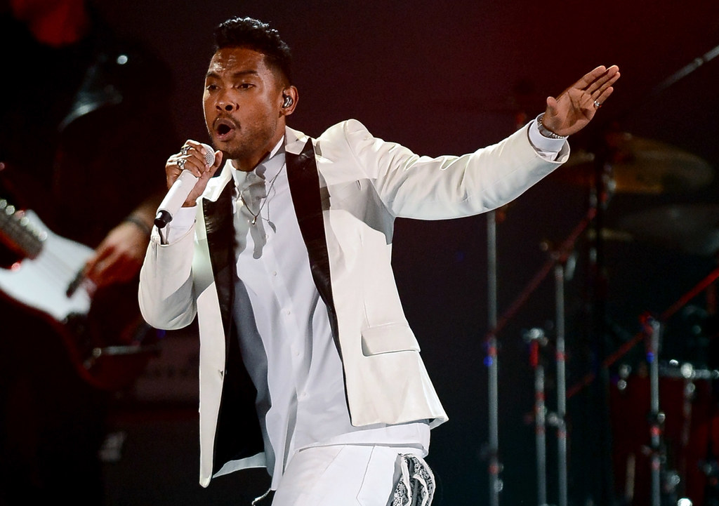 Miguel w trakcie występu na Billboard Music Awards 2013. Właśnie tego wieczoru wokalista postanowił skakać w dal.