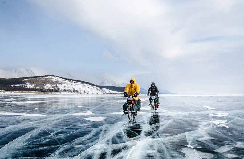 Jakub i Paweł pokonali zamarznięty Bajkał na rowerach, Fot: rowerowarosja.pl