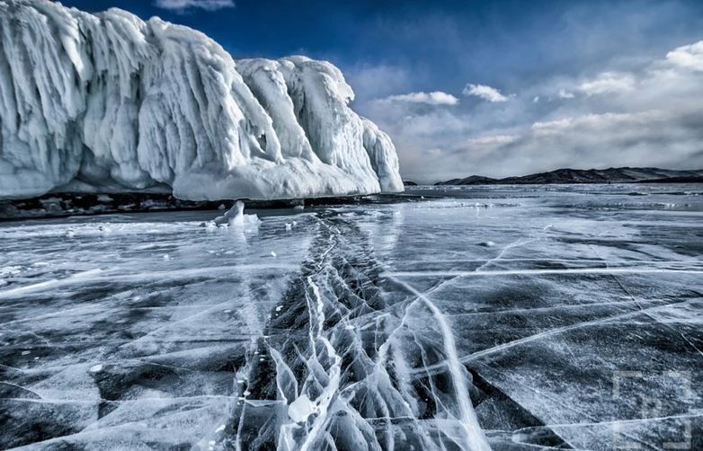 Zamarznięty Bajkał urzeka surowością i pięknem. Fot: Jakub Rybicki, rowerowarosja.pl