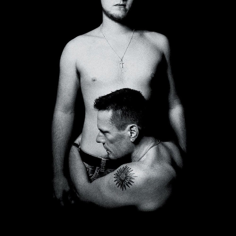 Larry Mullen, Jr. z synem na okładce płyty "Songs Of Innocence" U2