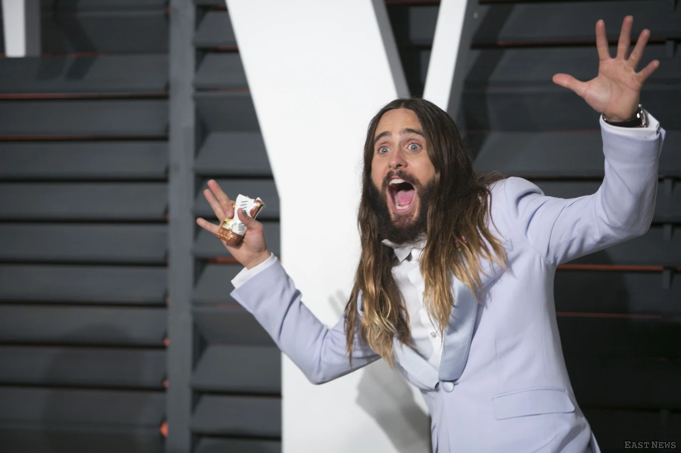 Jared Leto karierę wokalną rozwijał równolegle z występami aktorskimi. Początki Thirty Seconds To Mars sięgają 1998 roku