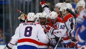 Joel Ward i Aleksandr Owieczkin świętują gola dla Capitals