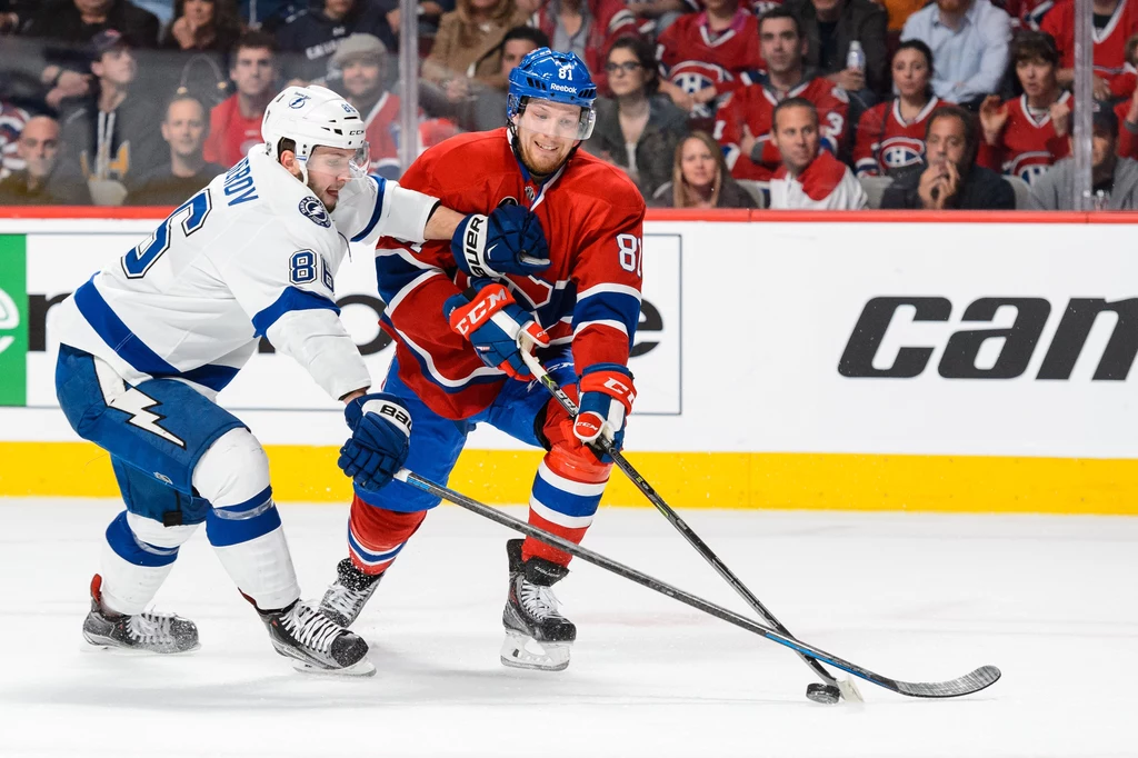 Nikita Kuczerow (z lewej) z Tampa Bay Lightning kontra Lars Eller z Canadiens