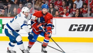 Nikita Kuczerow (z lewej) z Tampa Bay Lightning kontra Lars Eller z Canadiens