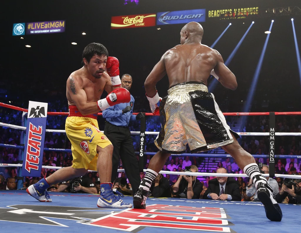 Mayweather Jr (z prawej) lepszy od Manny'ego Pacquiao