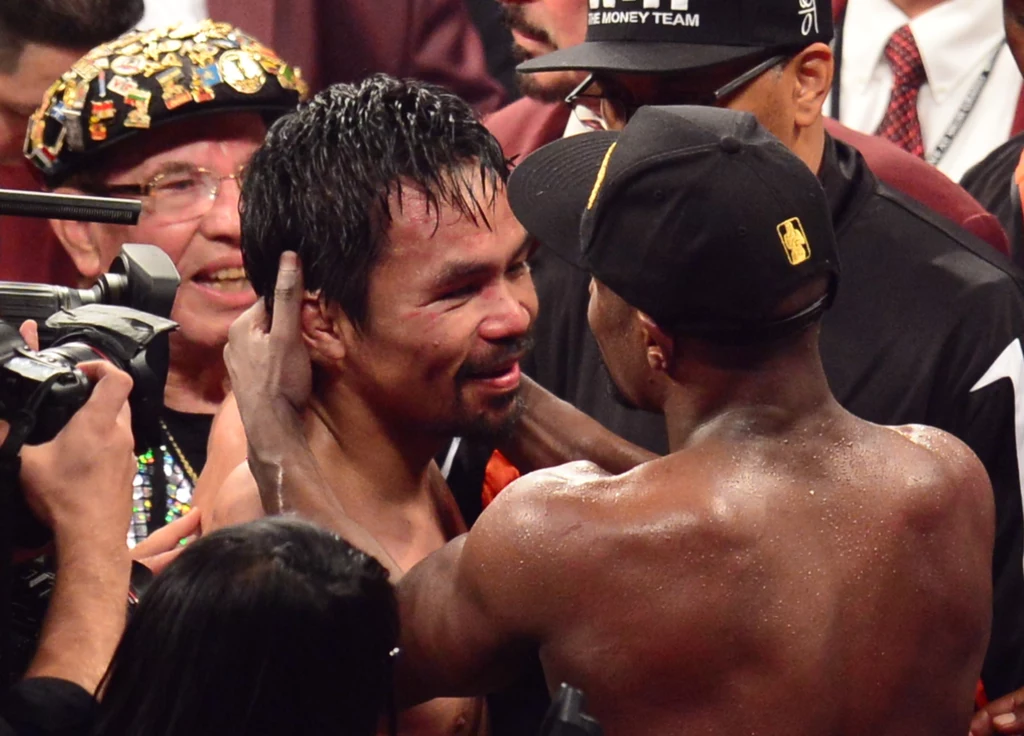 Mayweather Jr (z prawej) lepszy od Manny'ego Pacquiao