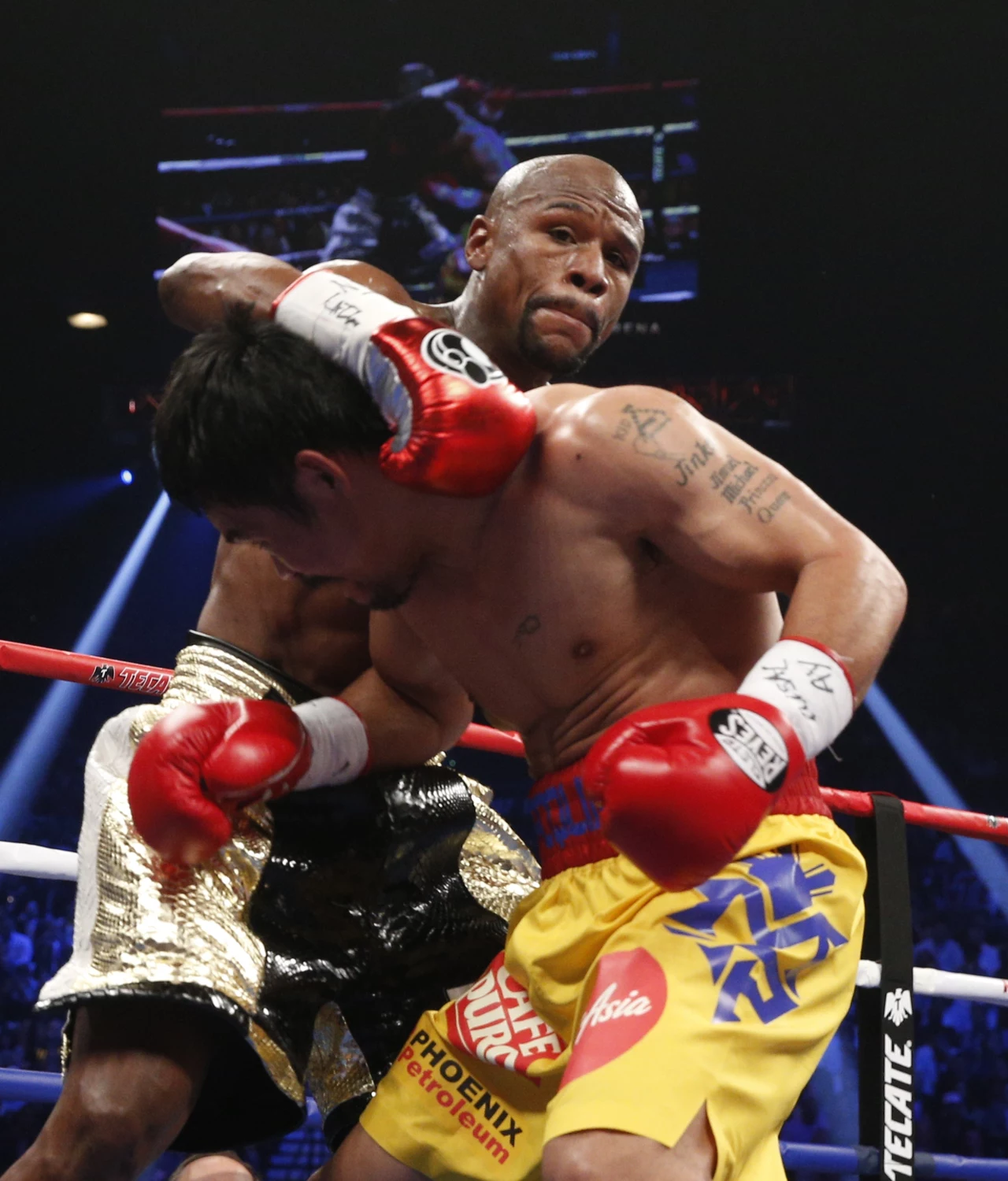 Mayweather Jr (z lewej) lepszy od Manny'ego Pacquiao