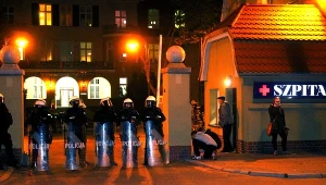 Policja stoi przed szpitalem w Knurowie, w którym zmarł ranny kibic 