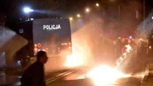 W Knurowie dochodzi do starć kibiców z policją